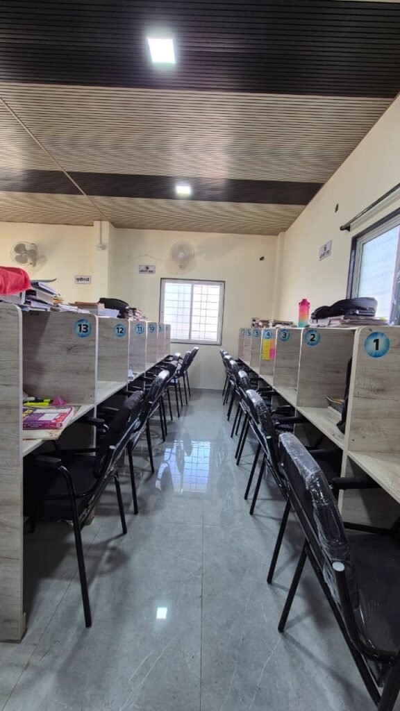 Clean individual study desks at Yashashree Abhyasika Satara